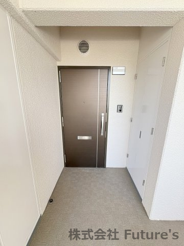 アミティ三郷早稲田6-1-2号棟の玄関|玄関前の写真です