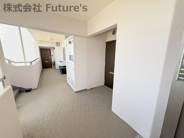 アミティ三郷早稲田6-1-2号棟のその他共用部分|共用廊下・エレベーター横のお部屋です