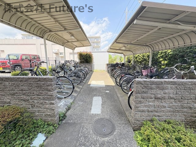 アミティ三郷早稲田6-1-2号棟の駐輪場|屋根付き駐輪場完備