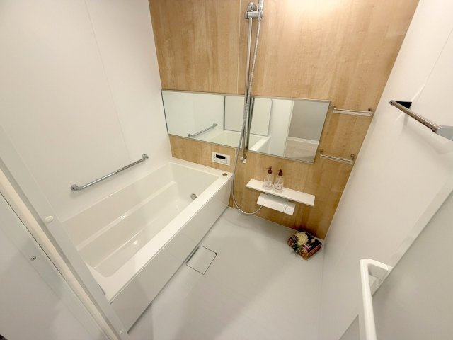 アミティ三郷早稲田6-1-2号棟の浴室|追焚・浴室乾燥機付きの快適なお風呂