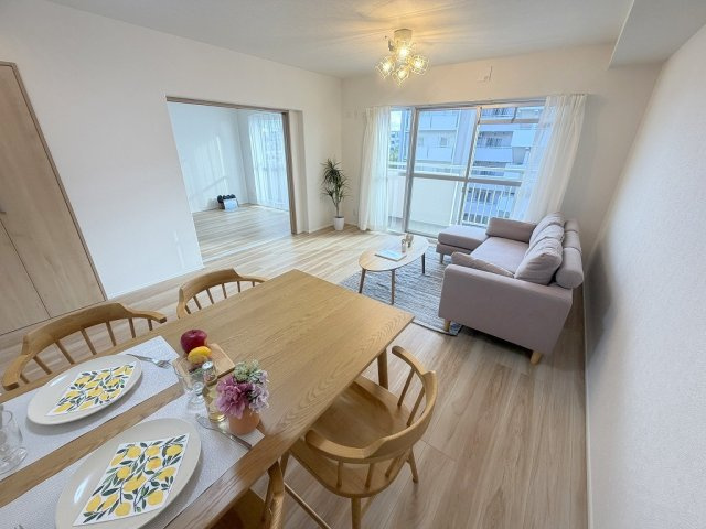 アミティ三郷早稲田6-1-2号棟の居間・リビング|家族団らんで過ごすリビングは14.2帖の広さを確保