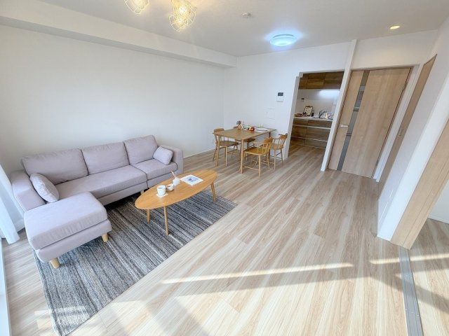 アミティ三郷早稲田6-1-2号棟の居間・リビング|リフォーム済みですので気持ちよく新生活が送れます