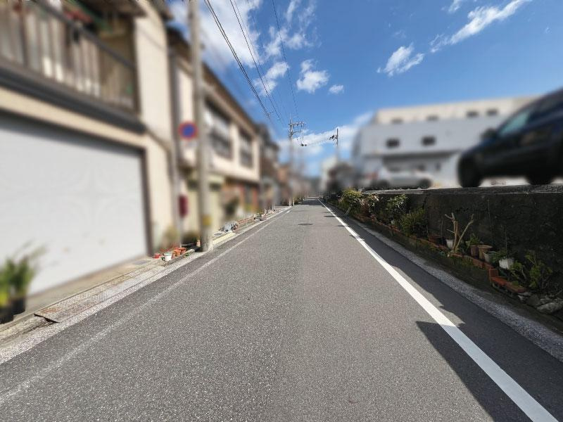 高知市若松町　中古戸建ての前面道路含む現地写真