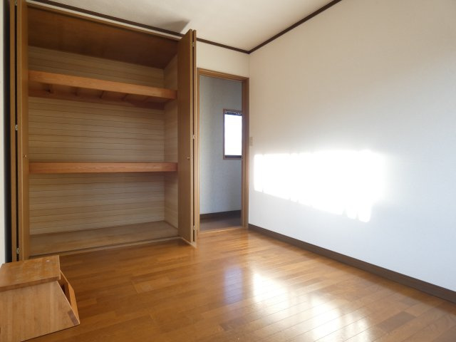 【洋室】 | 落ち着いた色調の洋室です