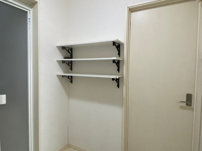 【洗面所】 | 鳥取市西品治中古戸建 | タオルなどの収納に便利な棚がついています