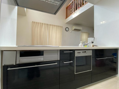 【キッチン】 | 鳥取市西品治中古戸建 | 南側の吹抜けに向かい、キッチンから吹抜け、２階へのコミュニケーションもとれます