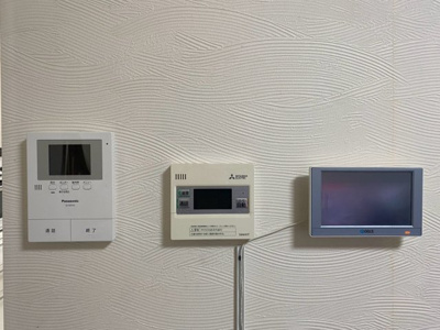 【その他】 | 鳥取市西品治中古戸建 | カメラ付きドアフォン、給湯器リモコン、太陽光発電モニター　