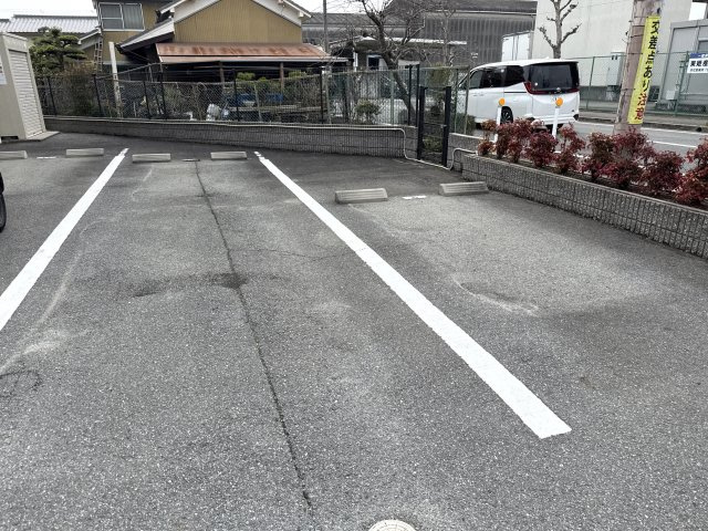 ロイヤルグレース花田Aの駐車場