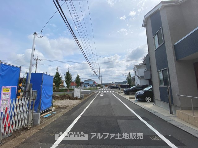 日野市東豊田4丁目新築戸建の前面道路含む現地写真|【House of the Sun】
◆明るい家◆太陽の温かな光がお家全体を照らす。そこには目を輝かせ笑顔で見つめてくれる君がいて、「ただいま」の言葉がこだまする。そんな君の瞳に恋している。