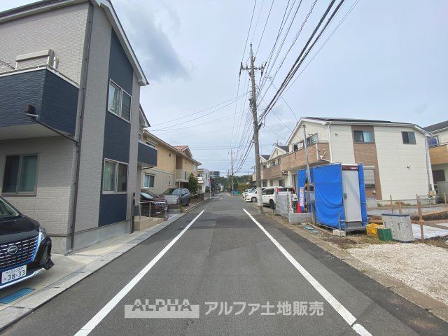 日野市東豊田4丁目新築戸建の前面道路含む現地写真|【outward appearance】
◆外観◆外壁のサイディングは軽量化で高い耐震性を発揮、加えて外壁に付着した汚れを雨でクリーニング。防汚でお手入れいらずで大変重宝します。