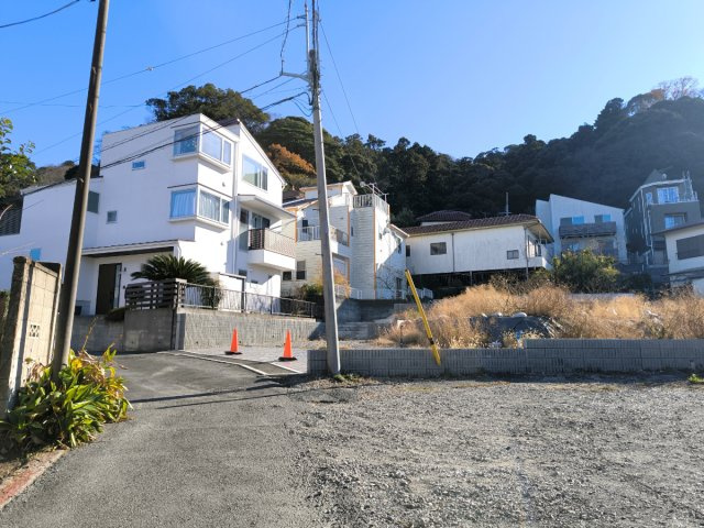 海まで8分！自然に囲まれた80坪超の海見え土地の前面道路含む現地写真