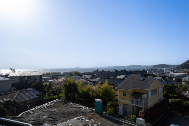 海まで8分！自然に囲まれた80坪超の海見え土地の展望|2階建て建築時の屋上レベルからの眺望（ドローン撮影）