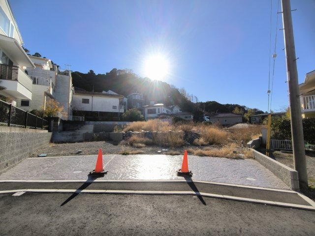 海まで8分！自然に囲まれた80坪超の海見え土地の前面道路含む現地写真