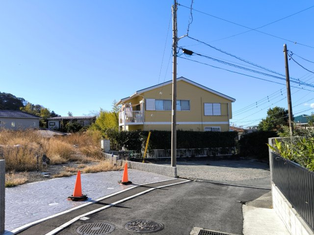 海まで8分！自然に囲まれた80坪超の海見え土地の前面道路含む現地写真