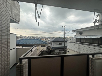 【展望】 | ヒルトップ日吉 | バルコニーからの眺望です♪道路より高い位置にあるので人目が気にならないのが嬉しいですよね☆