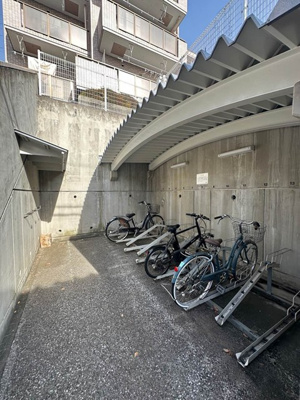 【その他共用部分】 | ヒルトップ日吉 | 屋根付きの駐輪場があるので雨が降っても安心です☆自転車はちょっとした移動手段に便利ですよね！