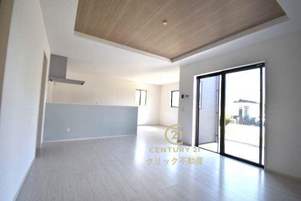 ケイアイフィット　水戸市千波町　8期 　限定1棟！の居間・リビング|折り上げ天井で空間をより広く感じられます。大きなダイニングセットや背の高い観葉植物を置いてもまだまだ余裕♪家族で集まっても人を招いても、空間にゆとりがあると自然に寛げます。