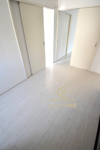 ケイアイフィット　水戸市千波町　8期 　限定1棟！の洋室|1階洋室です。リビングとの間の引き戸を閉めて在宅ワークに、開放してキッズスペースに、など自由に空間を分けて使えます。収納も配備されております。