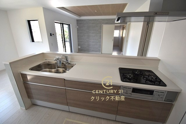 ケイアイフィット　水戸市千波町　8期 　限定1棟！のキッチン|対面式システムキッチンは料理中や後片づけの間も会話が楽しめ、家族に一体感が生まれます。十分な広さのキッチンなら、家族での分担作業もはかどりそう！