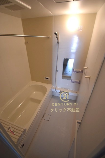 ケイアイフィット　水戸市千波町　8期 　限定1棟！の浴室|浴槽への出入りが安全な低床タイプのユニットバスです。洗い場は滑りにくい速乾床ですので、お子様やご高齢の方にも安心です。自動お湯張りに追焚機能付きのオートバスです。