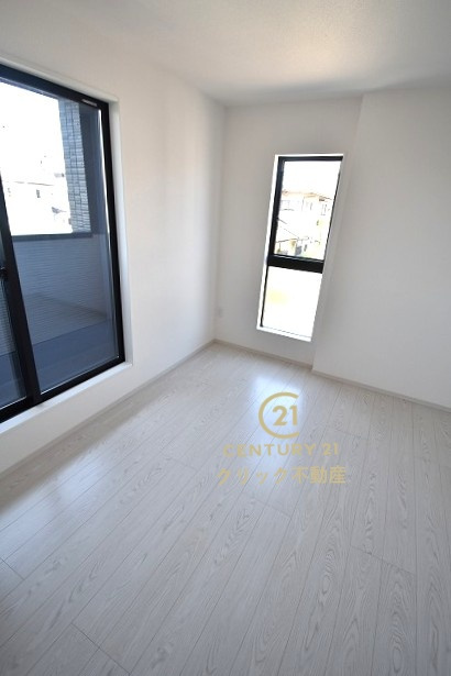 ケイアイフィット　水戸市千波町　8期 　限定1棟！の洋室|フローリングなので重い家具も置けます。カーテンと家具を揃えるなどして、お好みのインテリアを楽しむことができます。収納スペースは全室に配備しております。