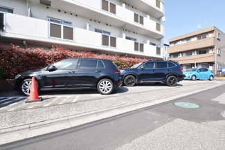 【駐車場】 | マンションの駐車場スペース。空きの有無や駐車料金、サイズ規定などについては、改めてお問い合わせください。～即日のご見学可能～　お問合せはお気軽にどうぞ。
