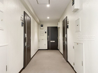 【その他共用部分】 | 皆様をお迎えする、お部屋の玄関ドア。開けやすさや開放角度、ドアノブの操作しやすさや鍵の形状などを、現地で一度ご確認ください。～即日のご見学可能～　お問合せはお気軽にどうぞ。
