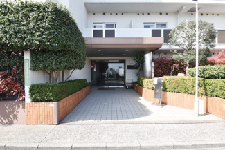 【エントランス】 | お客様を、そして住人を出迎えてくれるマンションのエントランス。ゴミが落ちていないことからも、管理状態の良さや住民の節度の高さが見て取れます。～即日のご見学可能～　お問合せはお気軽にどうぞ。
