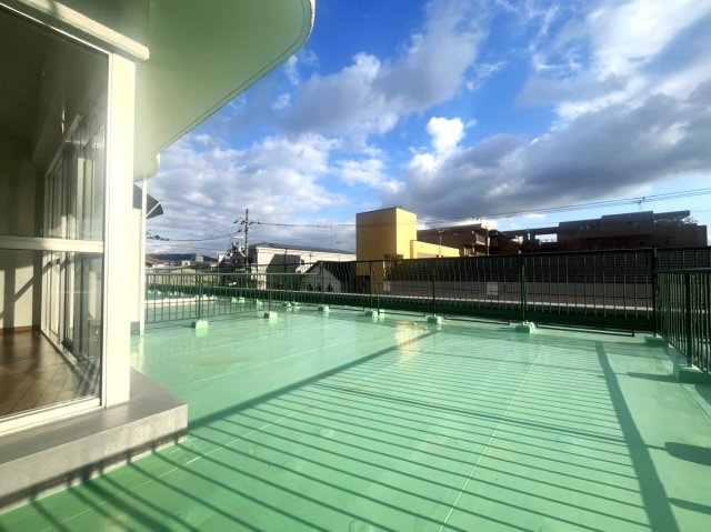 ◆ペット可◆室内リフォーム済◆近鉄新田辺駅徒歩３分◆３階南向き３ＬＤＫ◆エクセルハイツ新田辺１号棟のバルコニー|ルーフバルコニー