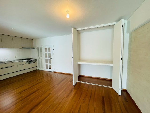 ◆ペット可◆室内リフォーム済◆近鉄新田辺駅徒歩３分◆３階南向き３ＬＤＫ◆エクセルハイツ新田辺１号棟の居間・リビング|リビング収納