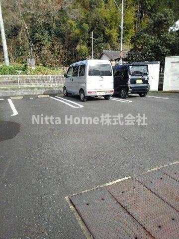 プリムローズの駐車場|敷地内に駐車場も完備★
