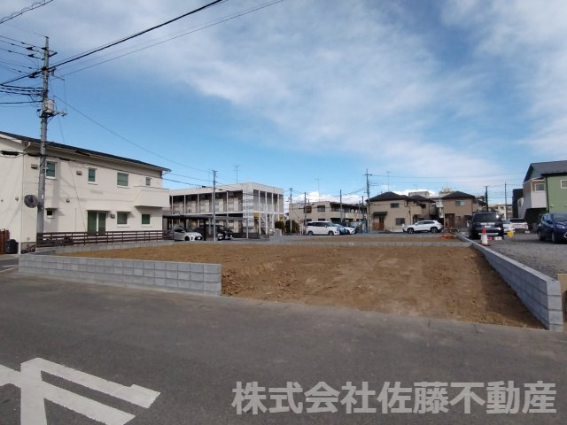 鴻巣市愛の町の売地の外観|外観写真です。隣接地と道路にそれぞれブロック塀を施工済みで、南西側に出入口を設けています。