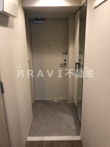 アーバネックス大阪天満橋 BRAVI不動産の玄関|【アーバネックス大阪天満橋】等身大鏡のある玄関