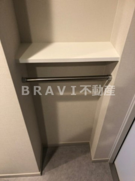 アーバネックス大阪天満橋 BRAVI不動産の玄関|【アーバネックス大阪天満橋】小物が置けて大変便利な玄関