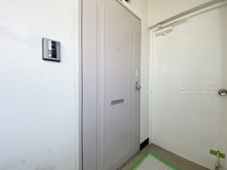 【その他共用部分】 | 皆様をお迎えする、お部屋の玄関ドア。開けやすさや開放角度、ドアノブの操作しやすさや鍵の形状などを、現地で一度ご確認ください。～即日のご見学可能～　お問合せはお気軽にどうぞ。