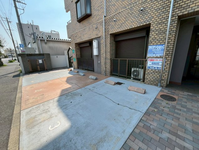 サンパレス山崎の駐車場