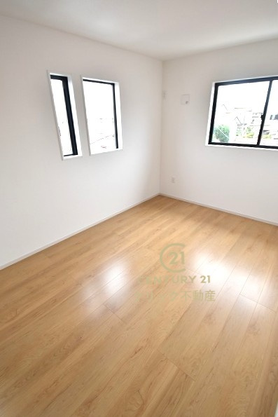 ケイアイフィット　日立市東金沢町　8期 　限定1棟！の洋室|フローリングなので重い家具も置けます。カーテンと家具を揃えるなどして、お好みのインテリアを楽しむことができます。収納スペースは全室に配備しております。