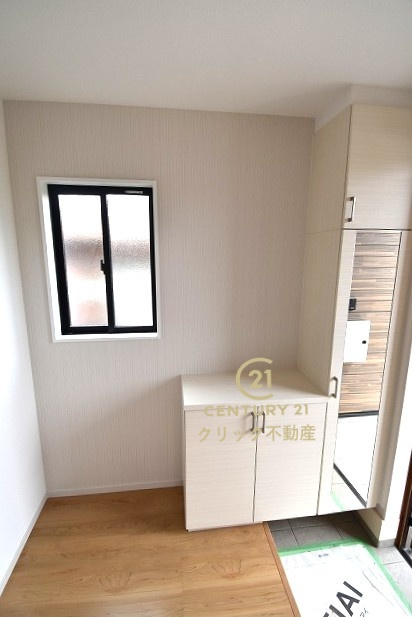 ケイアイフィット　日立市東金沢町　8期 　限定1棟！の玄関|シューズボックスの扉の中は可動棚ですので、しまいたいものに合わせて高さを自由に変えることができます。鏡があるのでお出かけ前の身だしなみチェックもできます。