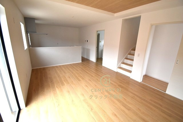 ケイアイフィット　日立市東金沢町　8期 　限定1棟！の居間・リビング|折り上げ天井で空間をより広く感じられます。大きなダイニングセットや背の高い観葉植物を置いてもまだまだ余裕♪家族で集まっても人を招いても、空間にゆとりがあると自然に寛げます。