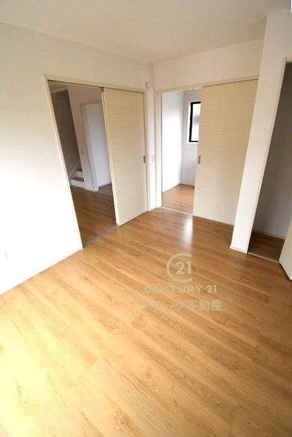 ケイアイフィット　日立市東金沢町　8期 　限定1棟！の洋室|1階洋室、2WAY出入り口です。リビングを通らずに玄関から直接入る事もできます。在宅ワークに、キッズスペースに、と自由に使えます。収納も配備されております。