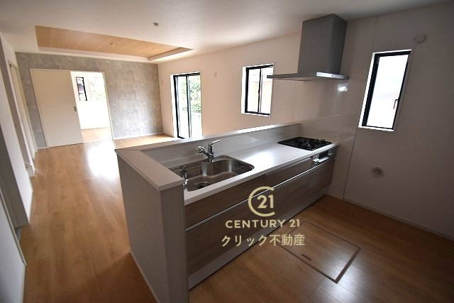 ケイアイフィット　日立市東金沢町　8期 　限定1棟！のキッチン|美しいシステムキッチンです。ワイドなカウンターと高い収納力で、家族で一緒に料理をするにも十分な広さ。お手入れしやすいので清潔を保つことができます。