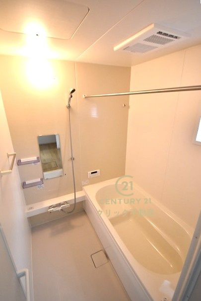 ケイアイフィット　日立市東金沢町　8期 　限定1棟！の浴室|浴槽への出入りが安全な低床タイプのユニットバスです。洗い場は滑りにくい速乾床ですので、お子様やご高齢の方にも安心です。自動お湯張りに追焚機能付きのオートバスです。