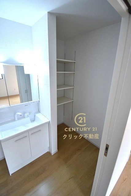 ケイアイフィット　日立市東金沢町　8期 　限定1棟！の脱衣所|洗面台は洗練されたシンプルなデザインでお手入れも楽。可動棚付きの収納スペースはタオル、消耗品のストックなどを置いても便利です。