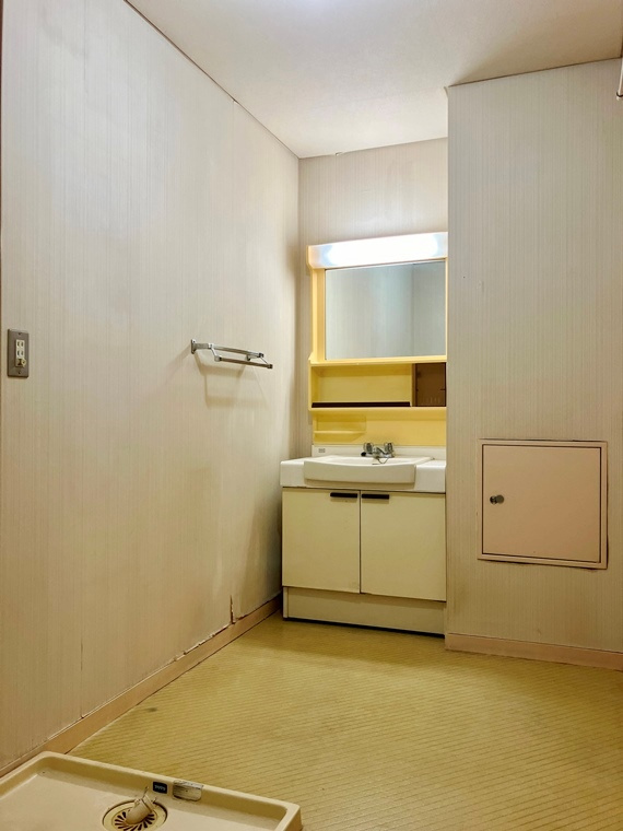 ネオハイツ江戸川台Ａ棟の洗面所|広い洗面スペース