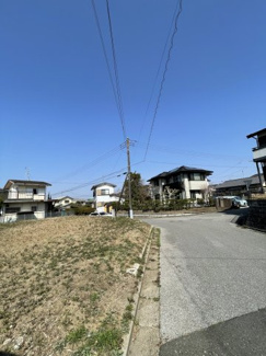 【前面道路含む現地写真】 | 前面道路は6ｍ公道。車の出し入れもスムーズです。