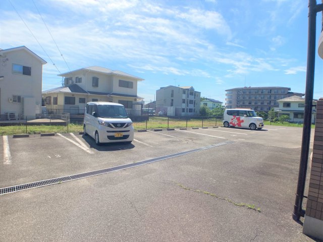 ヴィラ・ポポラーレの駐車場