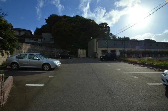 中間市深坂１丁目のアパートの駐車場