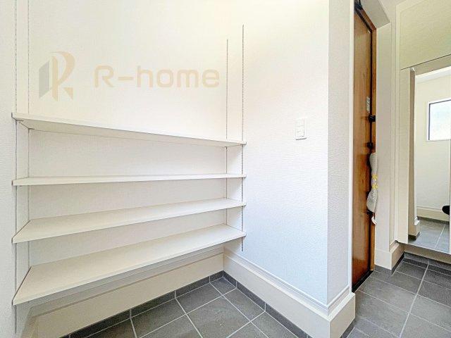 我孫子市泉7期　新築戸建て　1号棟の玄関|大容量のシューズインクローゼット！可動棚になっており整理整頓ラクラク♪