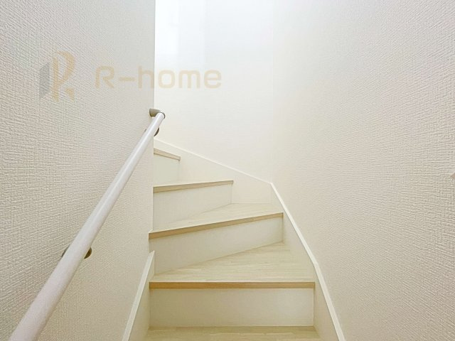 我孫子市泉7期　新築戸建て　1号棟の内装|手すりのついた階段！
小さなお子様の利用も一安心です♪