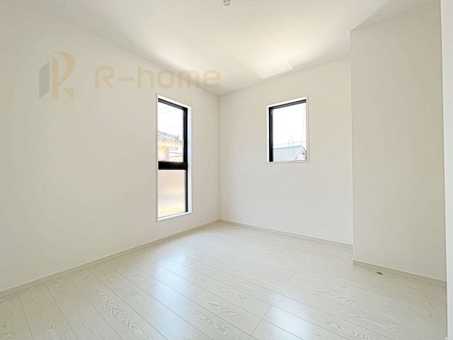 我孫子市泉7期　新築戸建て　1号棟の洋室|2面窓の風通りの良い洋室です♪
差し込むあたたかな陽当たりで快適な空間を。